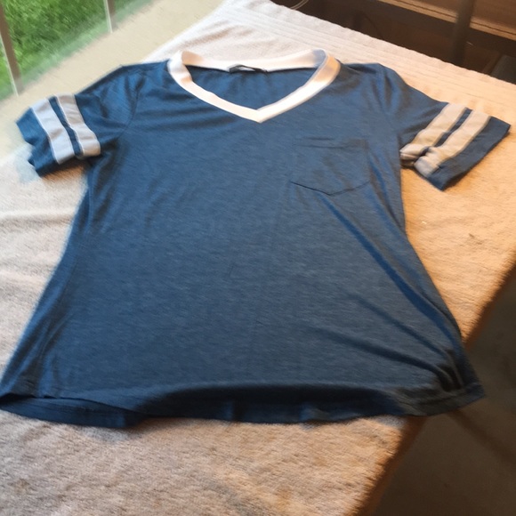 Barely worn idarton tee - Picture 1 of 3